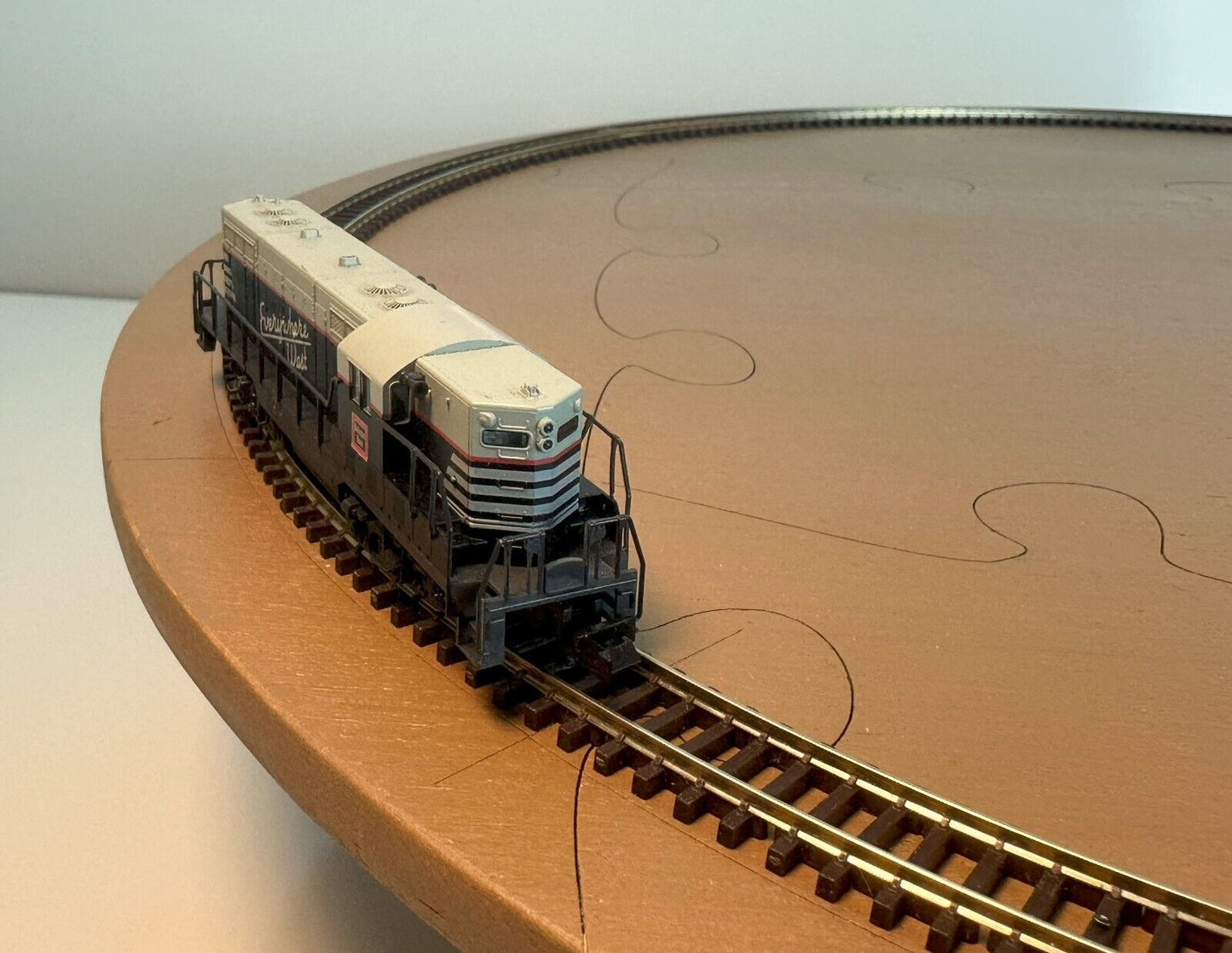 Micro-Layout Table for Model Railroad Base - 25"x21.5" Oval